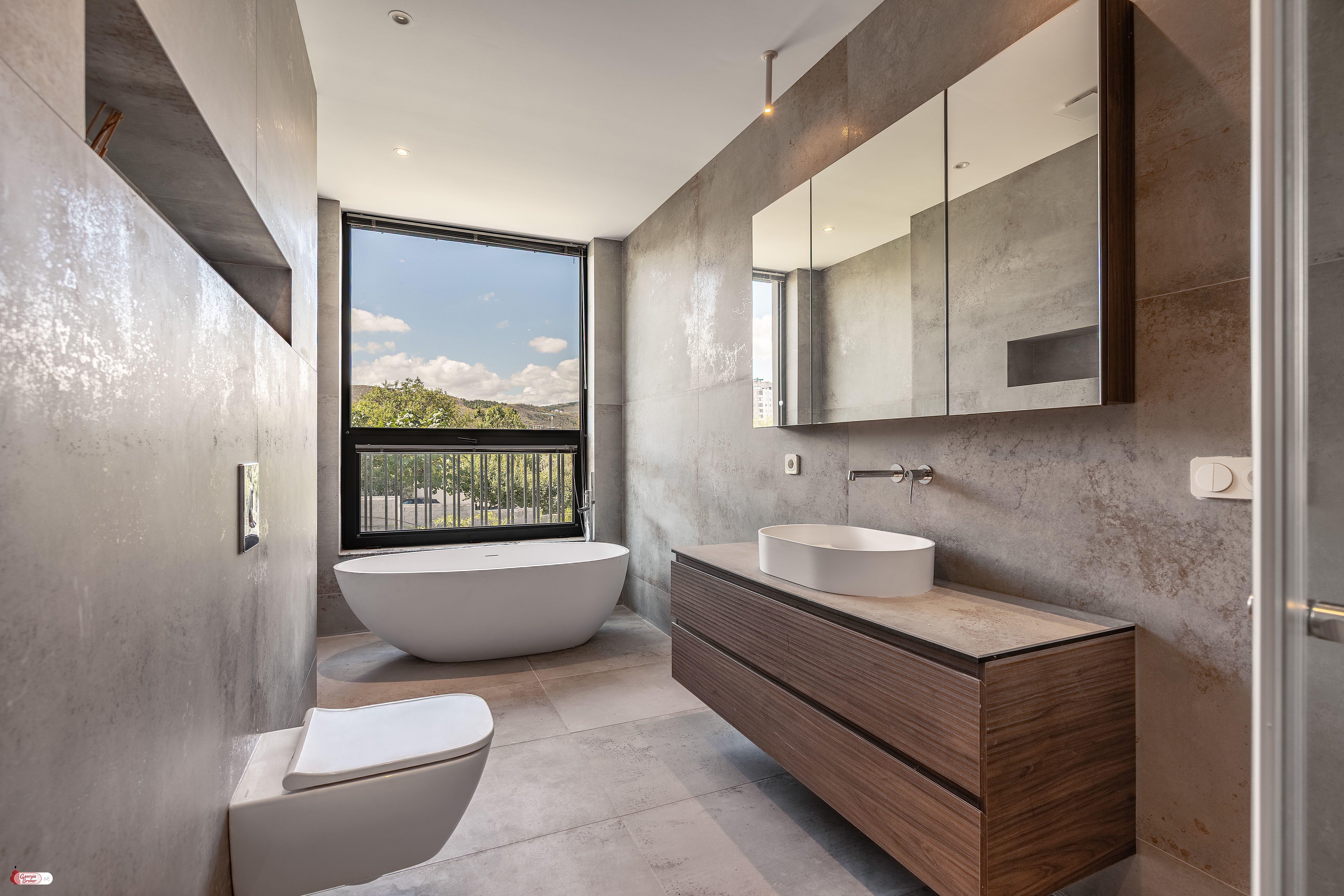 იყიდება ახალი გარემონტებული 8 ოთახიანი სახლი