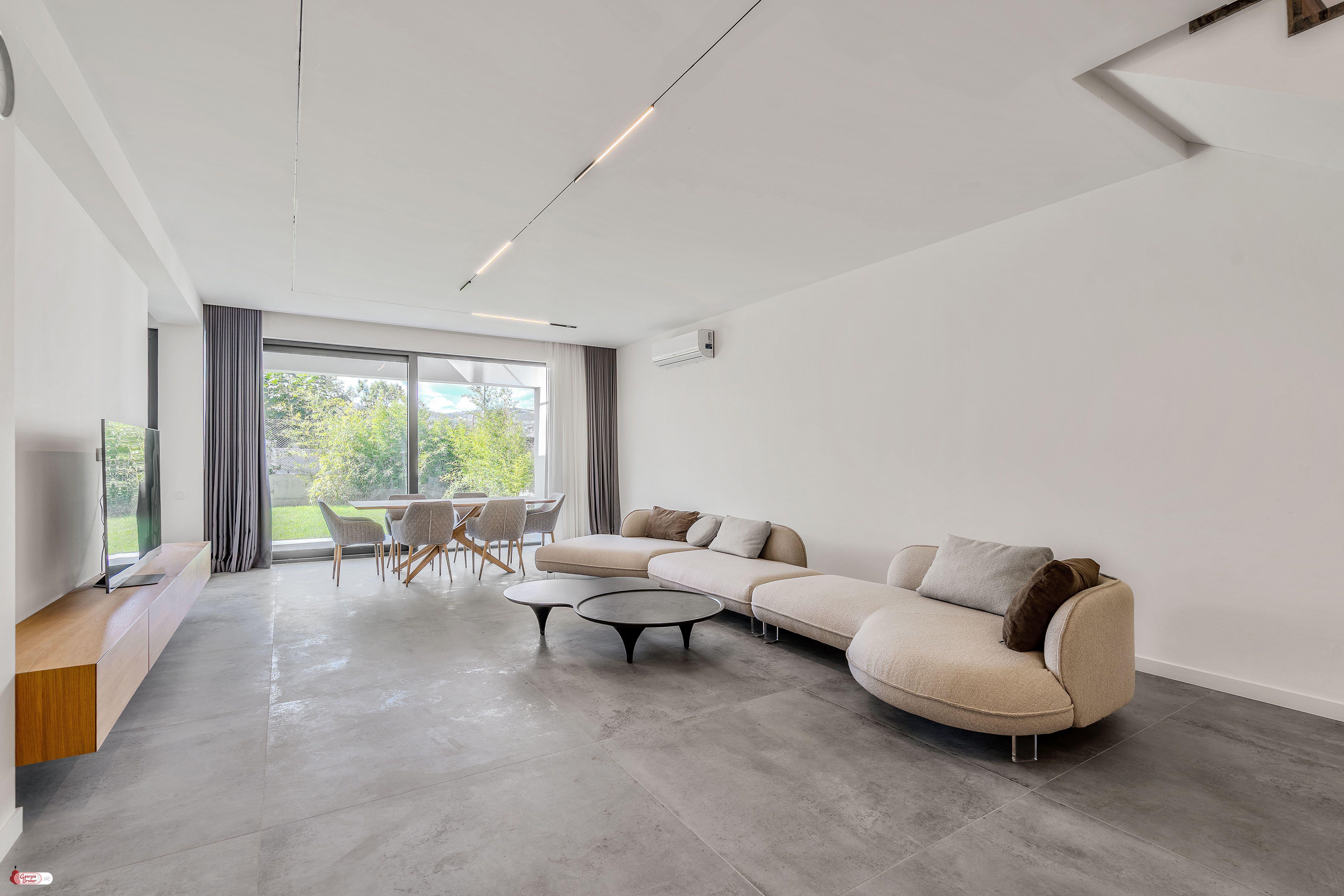 იყიდება ახალი გარემონტებული 8 ოთახიანი სახლი