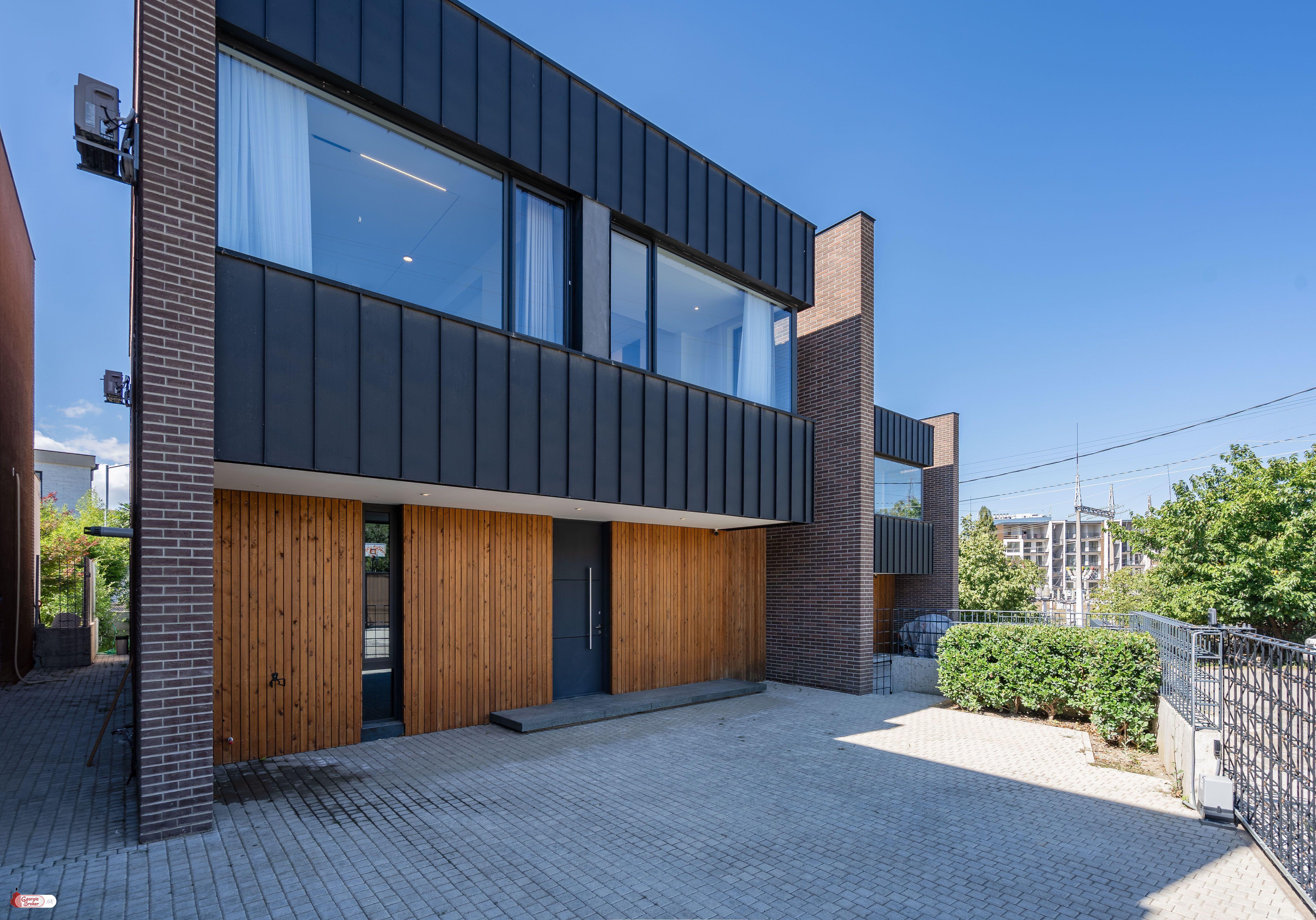 იყიდება ახალი გარემონტებული 8 ოთახიანი სახლი