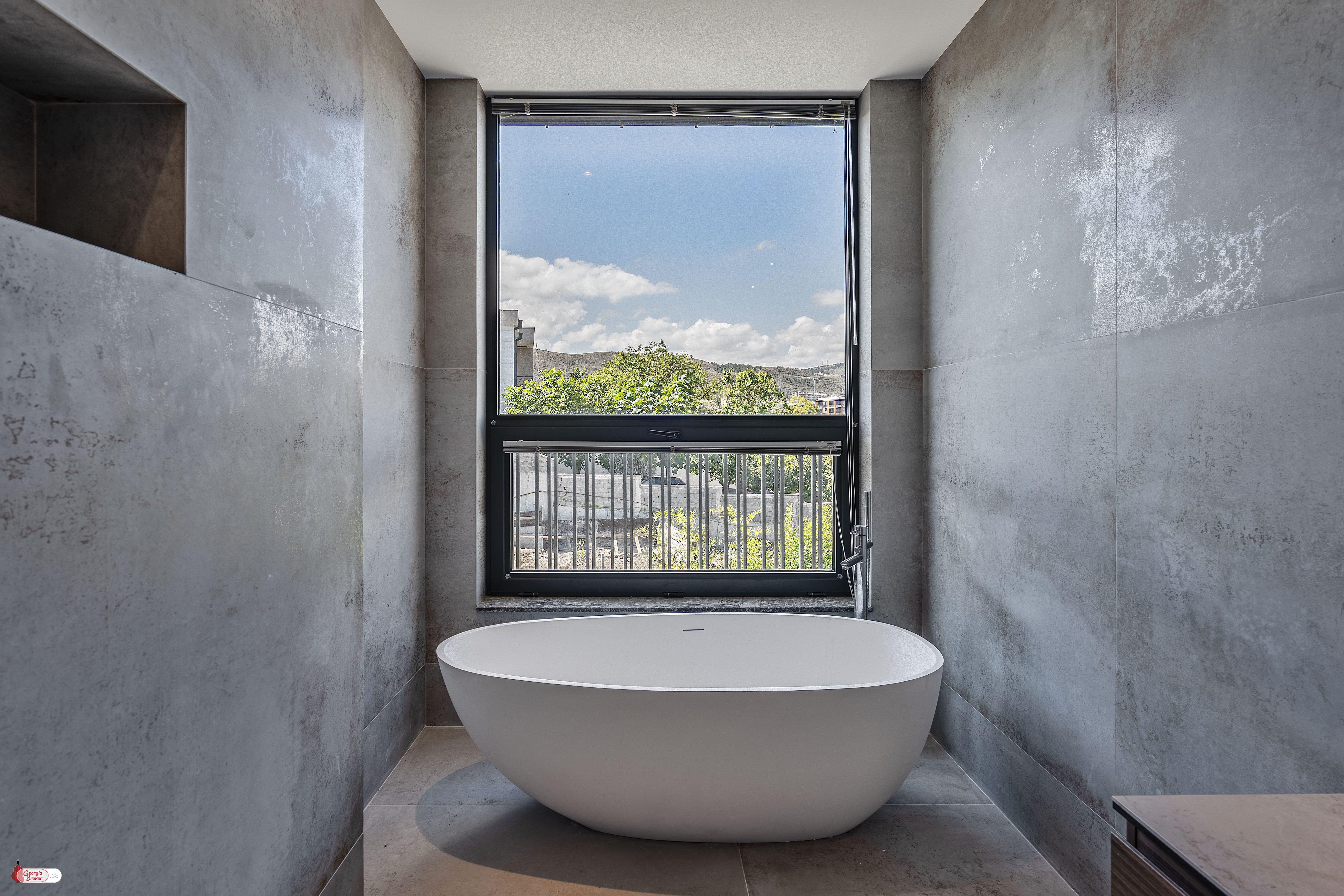 იყიდება ახალი გარემონტებული 8 ოთახიანი სახლი