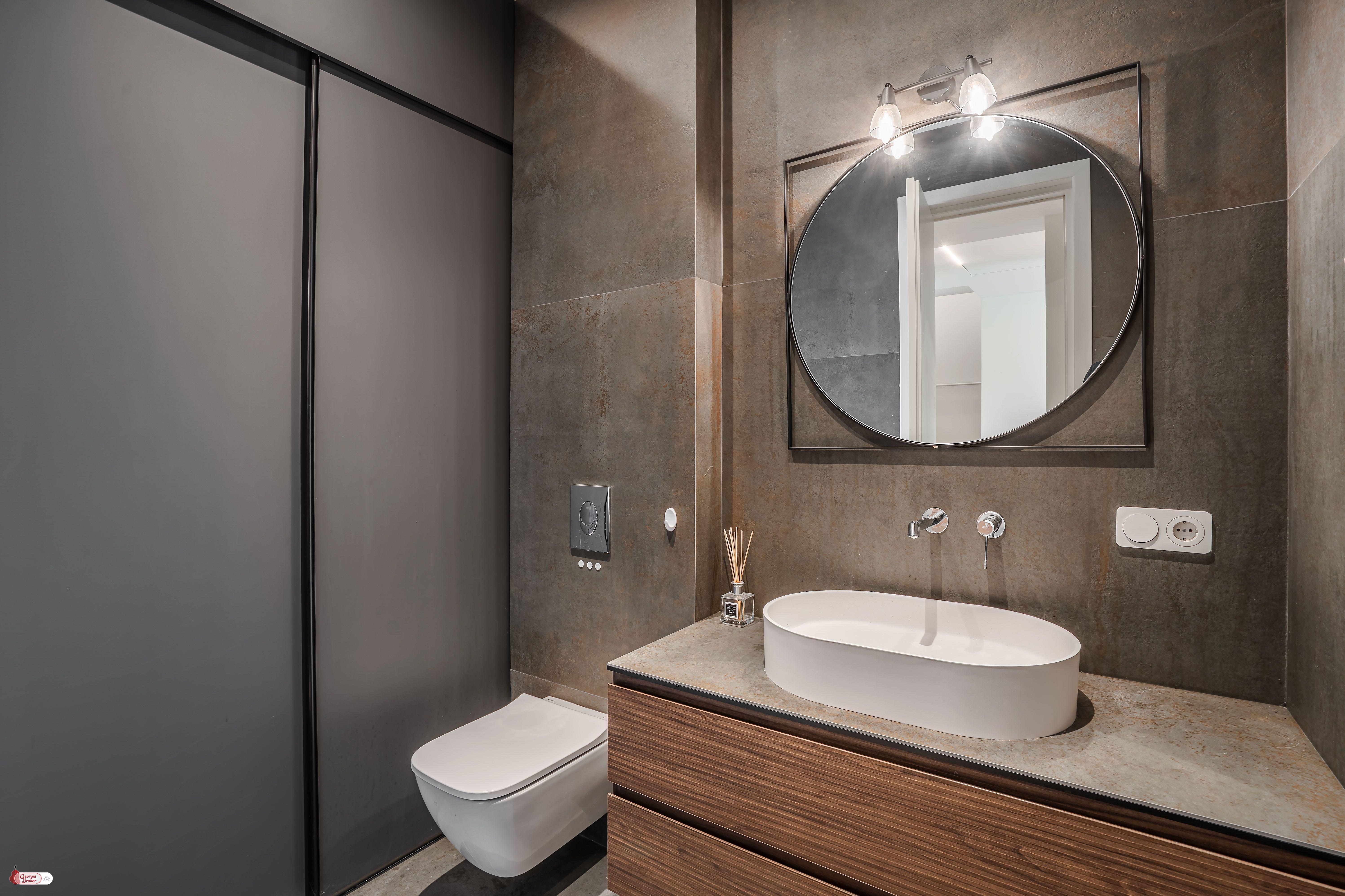 იყიდება ახალი გარემონტებული 8 ოთახიანი სახლი