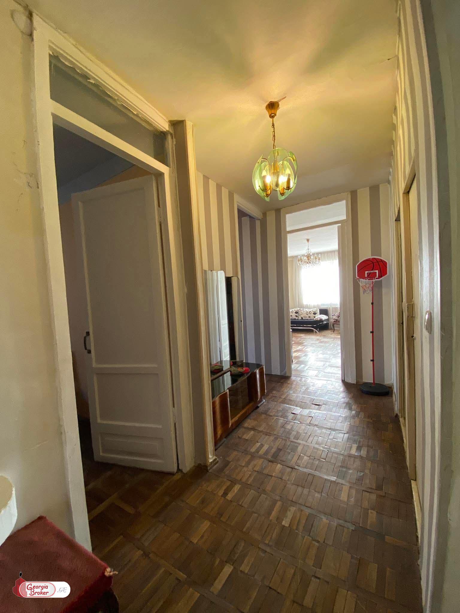 продается квартира с новым ремонтом 4-комнаты