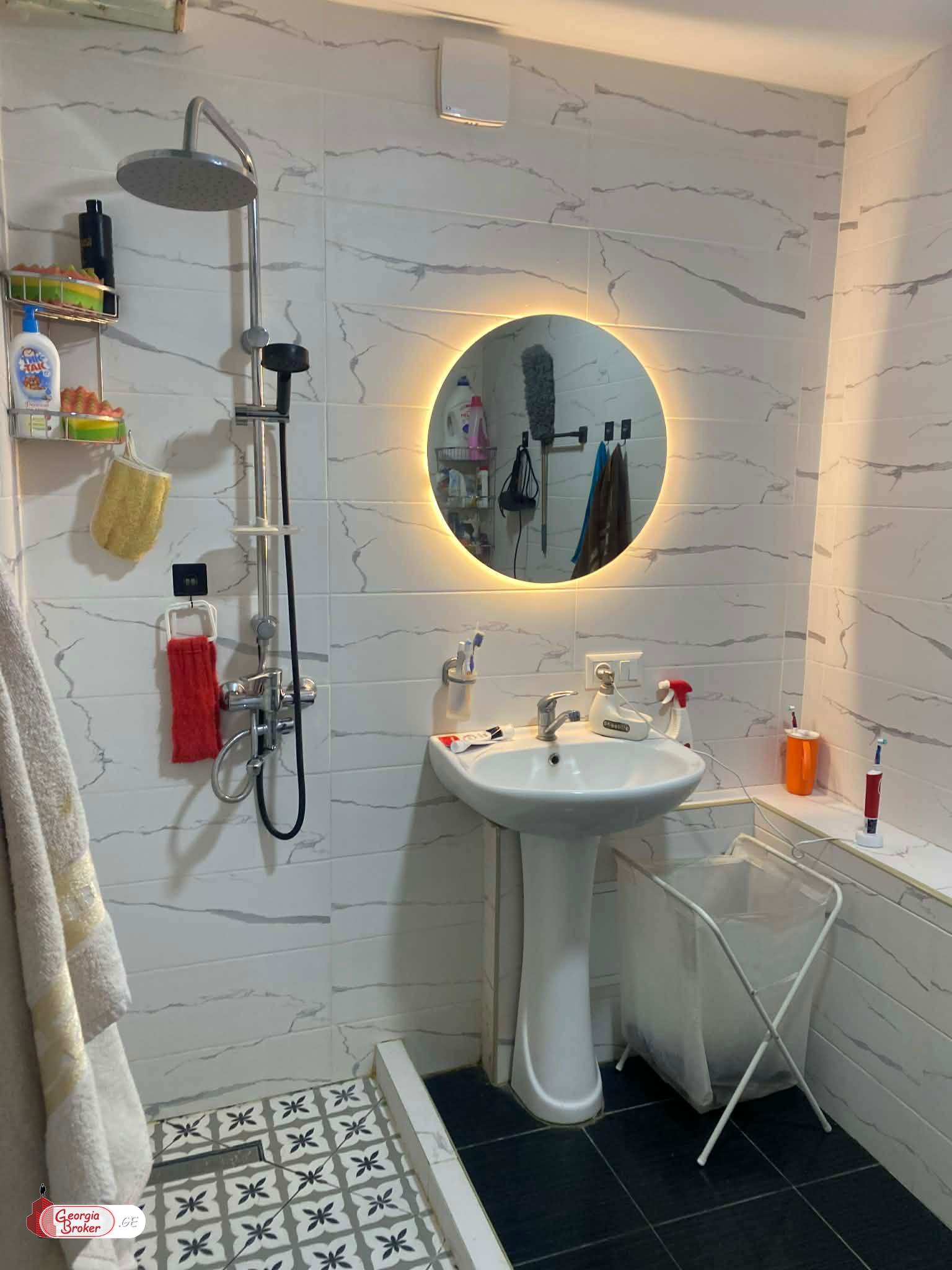 продается квартира с новым ремонтом 4-комнаты