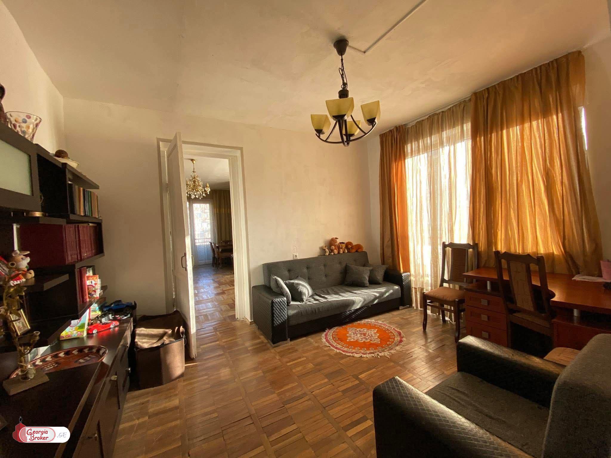 продается квартира с новым ремонтом 4-комнаты