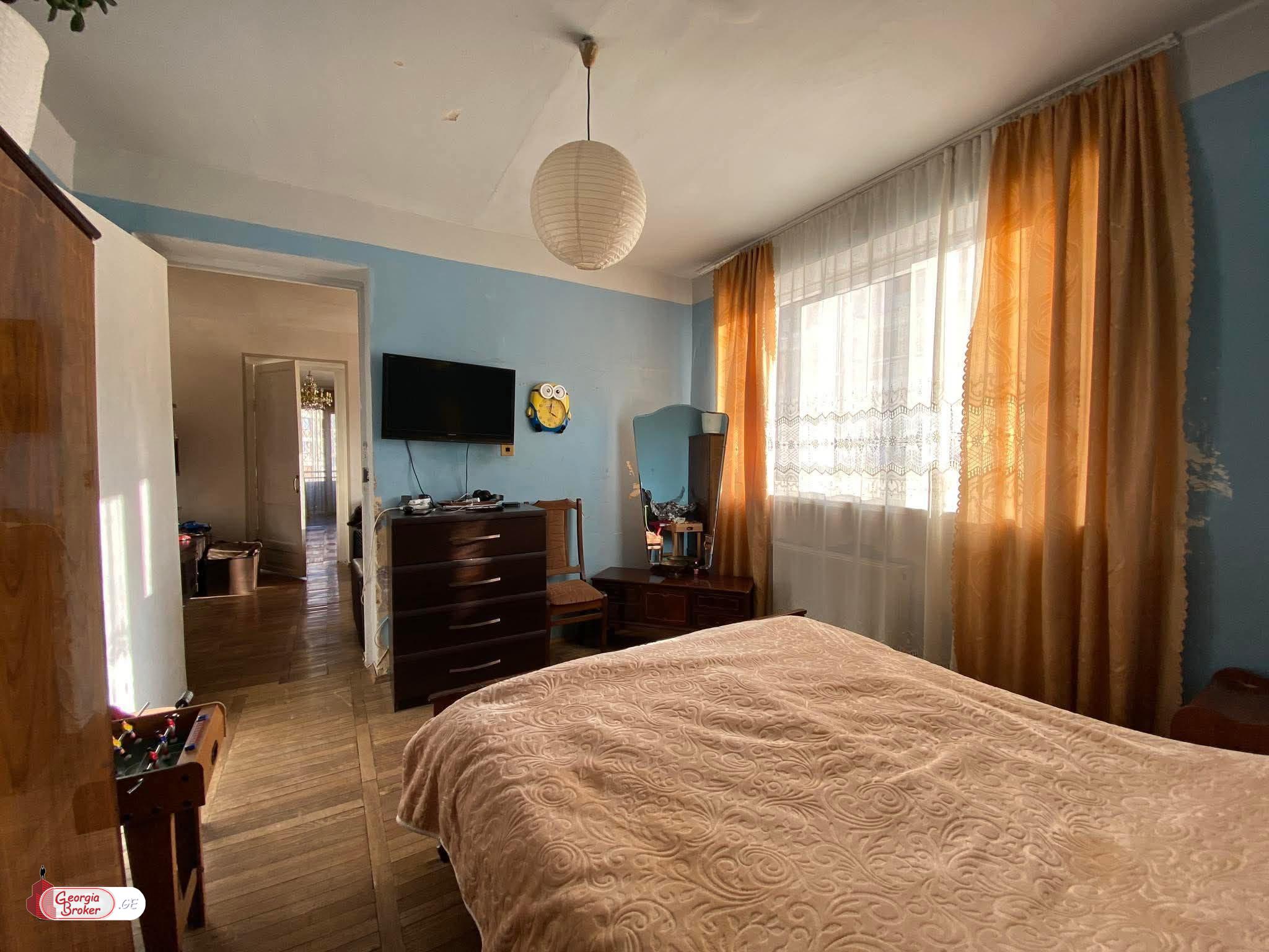 продается квартира с новым ремонтом 4-комнаты