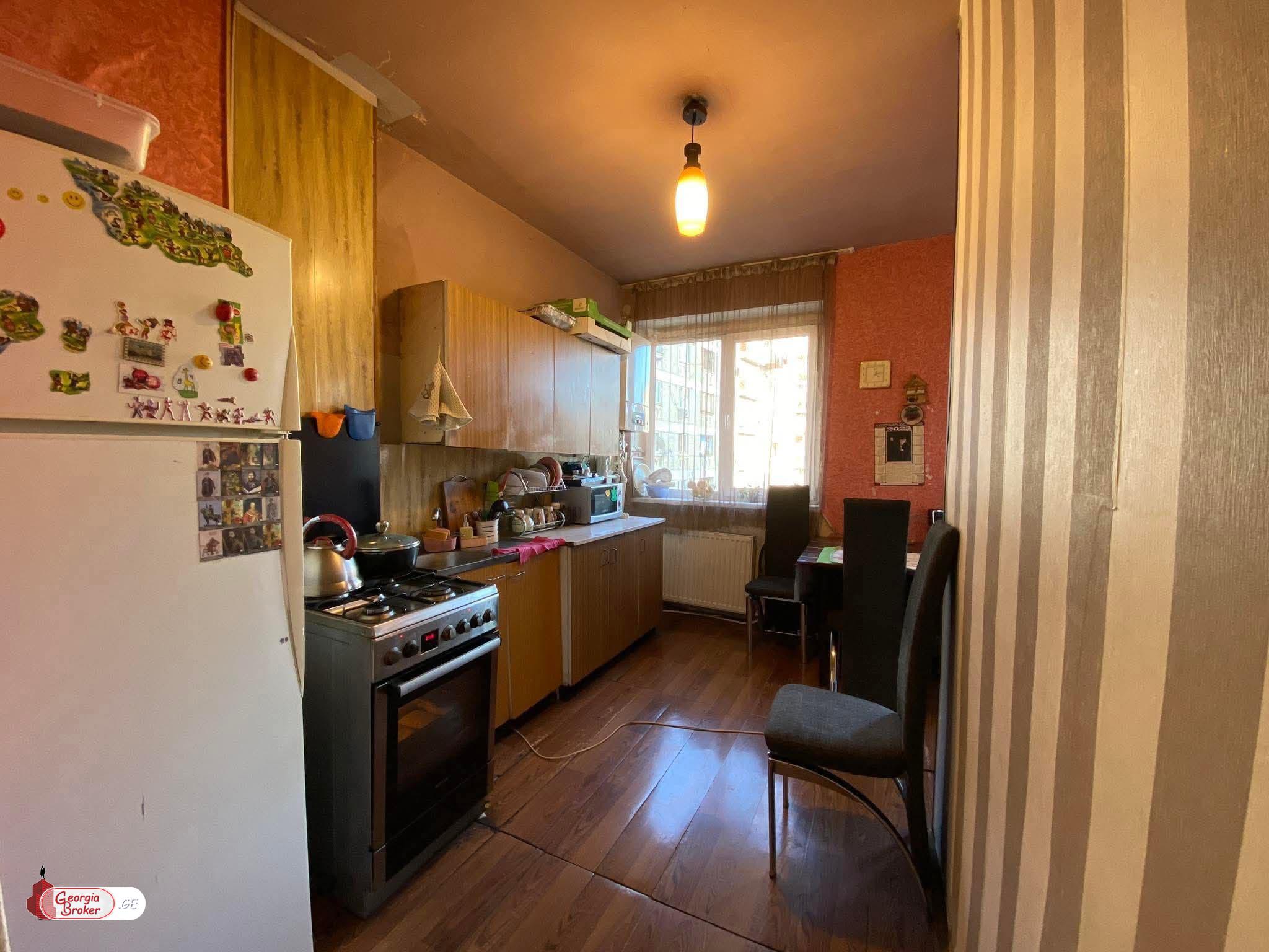 продается квартира с новым ремонтом 4-комнаты