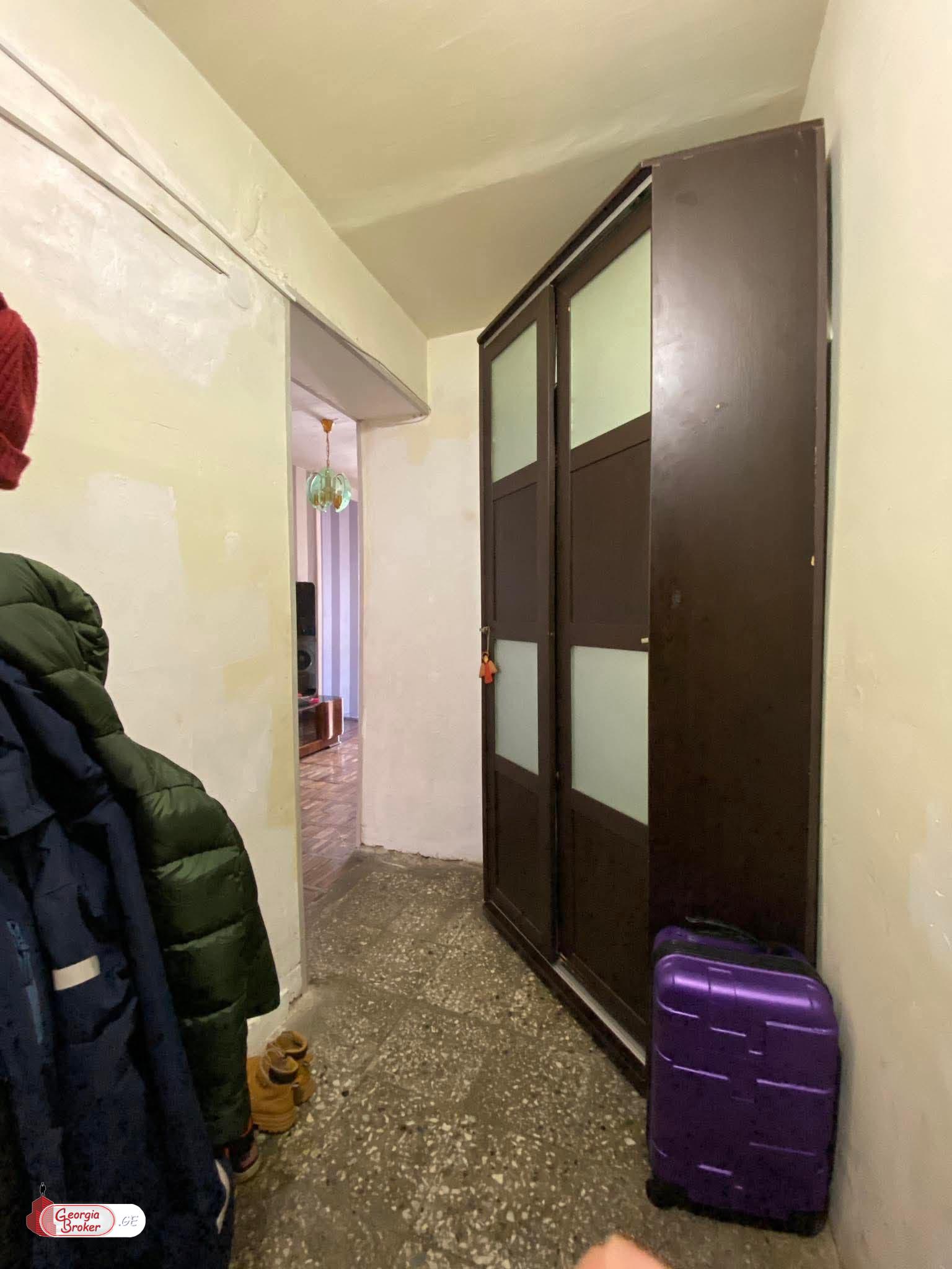 продается квартира с новым ремонтом 4-комнаты