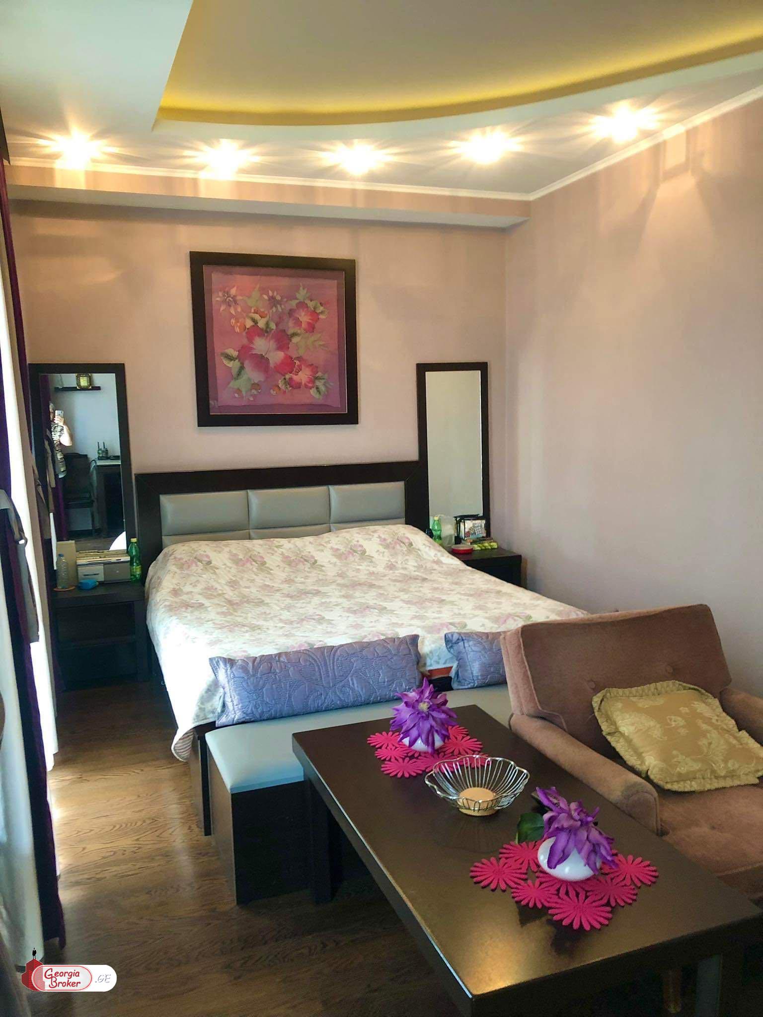 იყიდება ახალი გარემონტებული 5 ოთახიანი ბინა