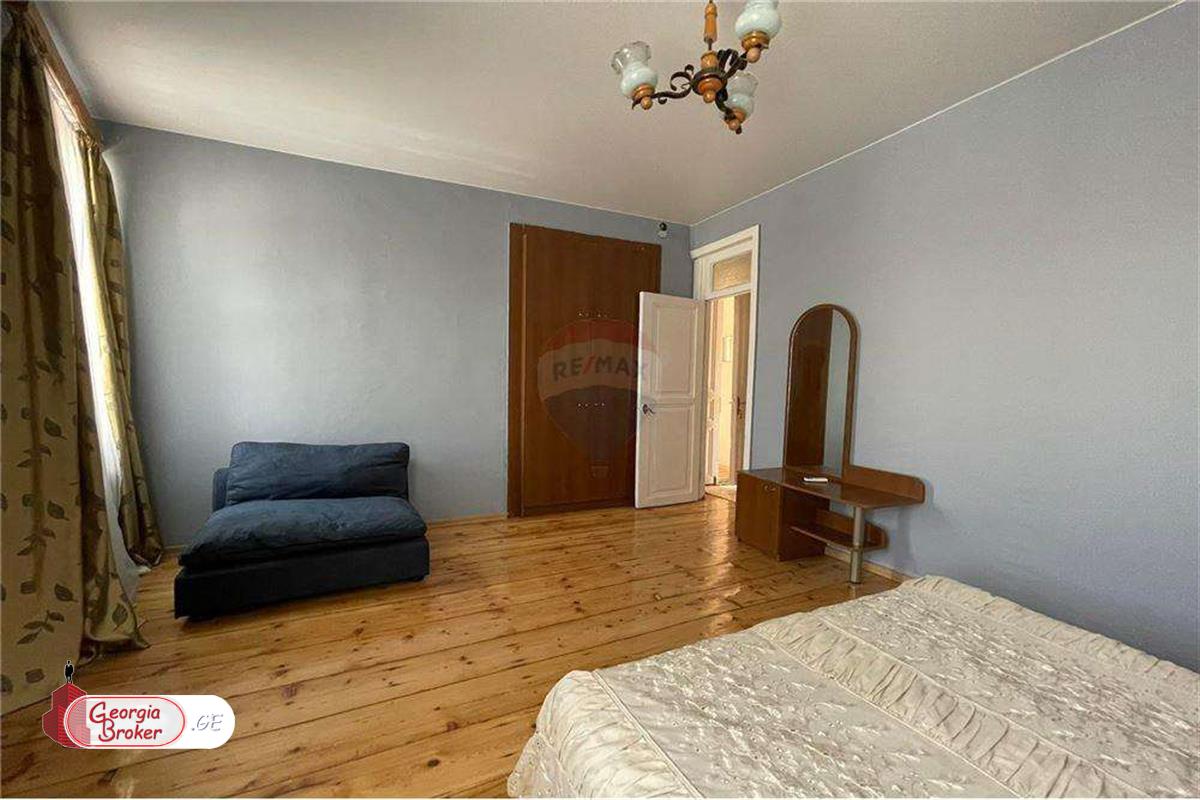 old repaired 5-room apartment for sale