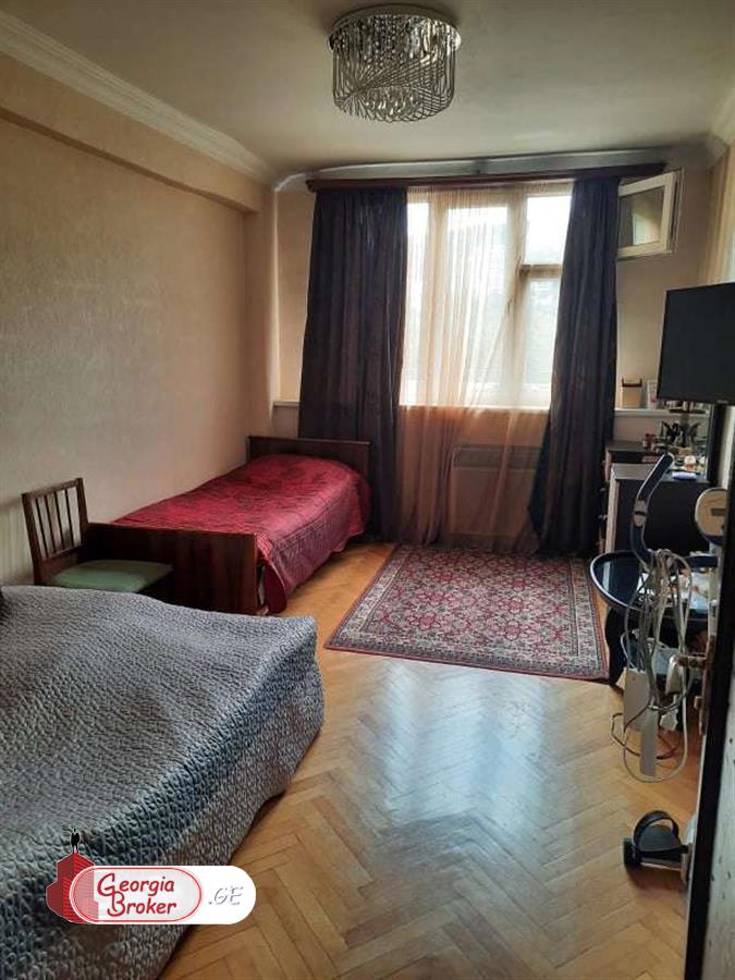 продается квартира со старым ремонтом 4-комнаты