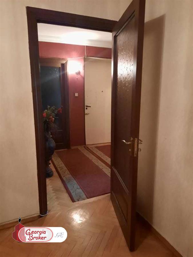 продается квартира со старым ремонтом 4-комнаты