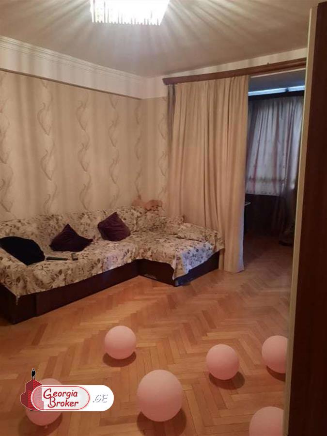 продается квартира со старым ремонтом 4-комнаты