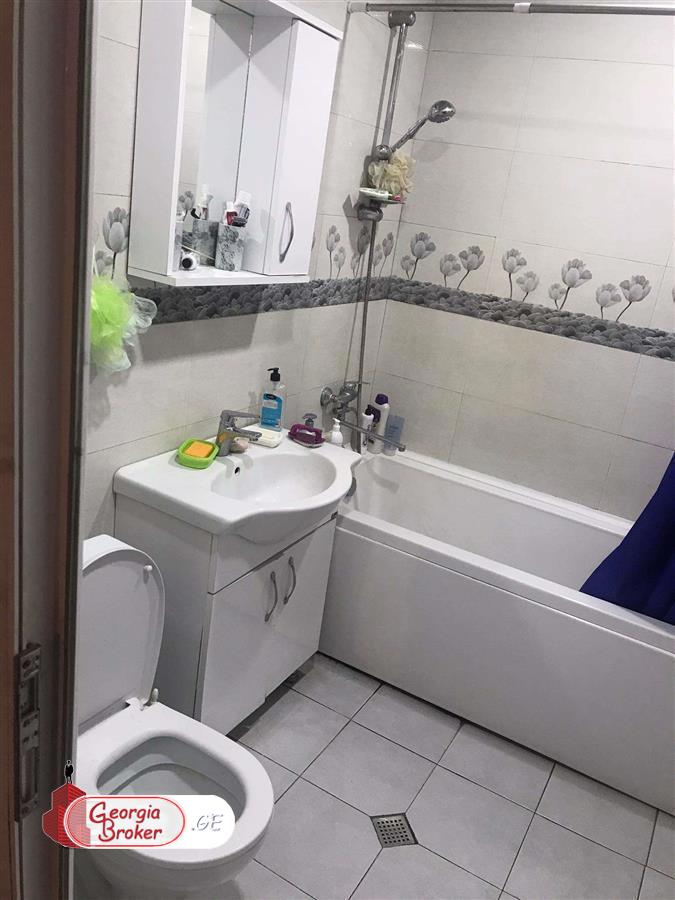 продается квартира со старым ремонтом 4-комнаты