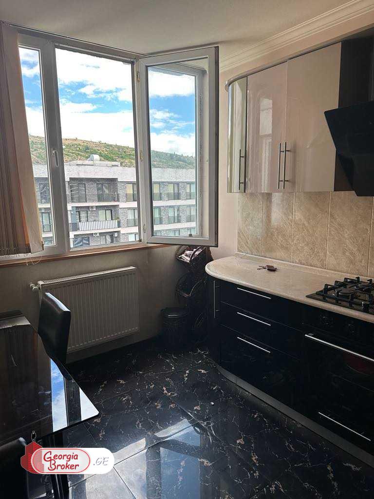 продается квартира с новым ремонтом 4-комнаты