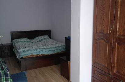 продается квартира со старым ремонтом 3-комнаты