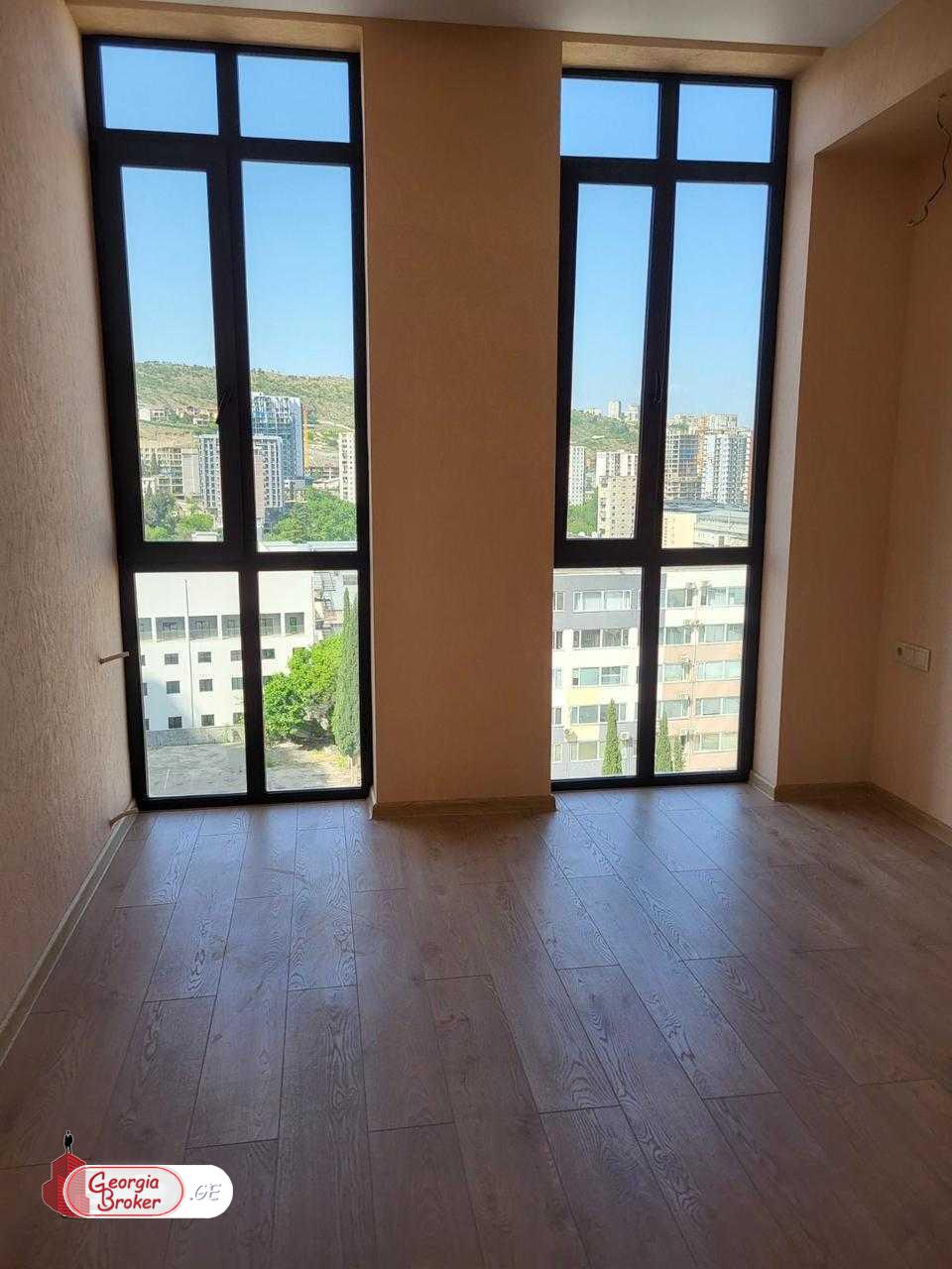 продается квартира с новым ремонтом 3-комнаты