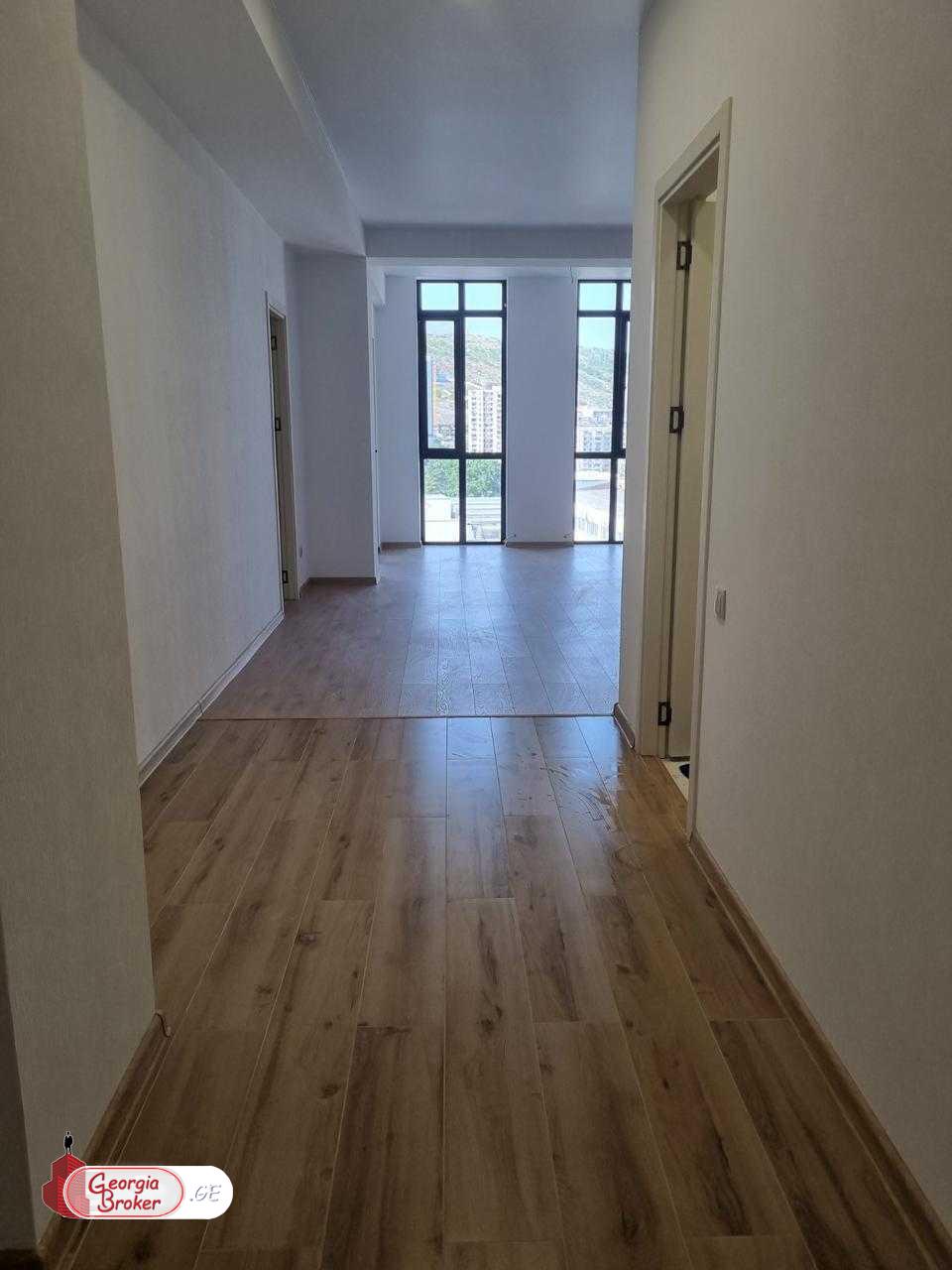 продается квартира с новым ремонтом 3-комнаты