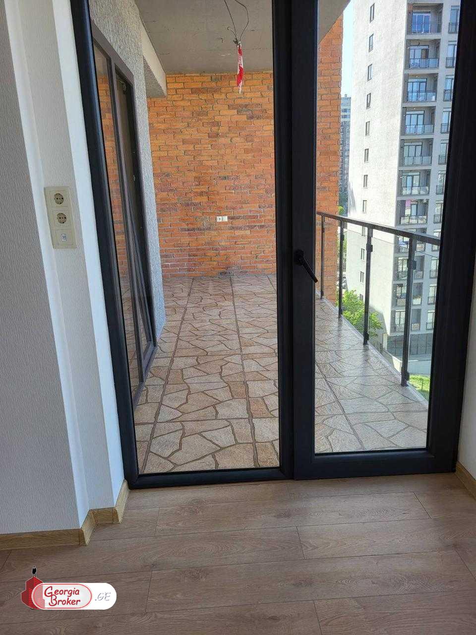 продается квартира с новым ремонтом 3-комнаты