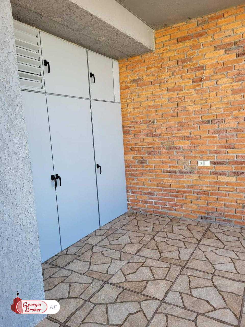 продается квартира с новым ремонтом 3-комнаты