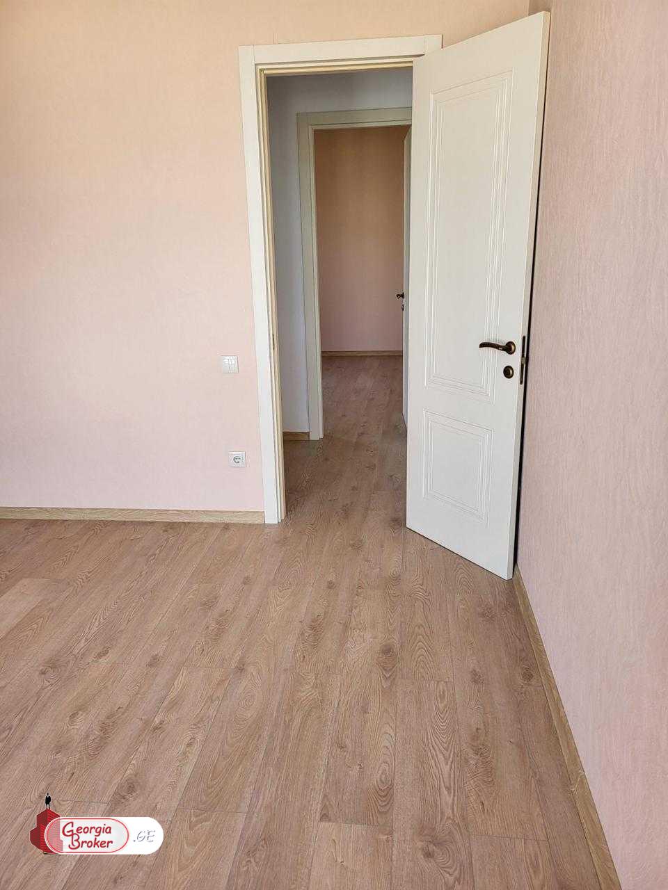 продается квартира с новым ремонтом 3-комнаты