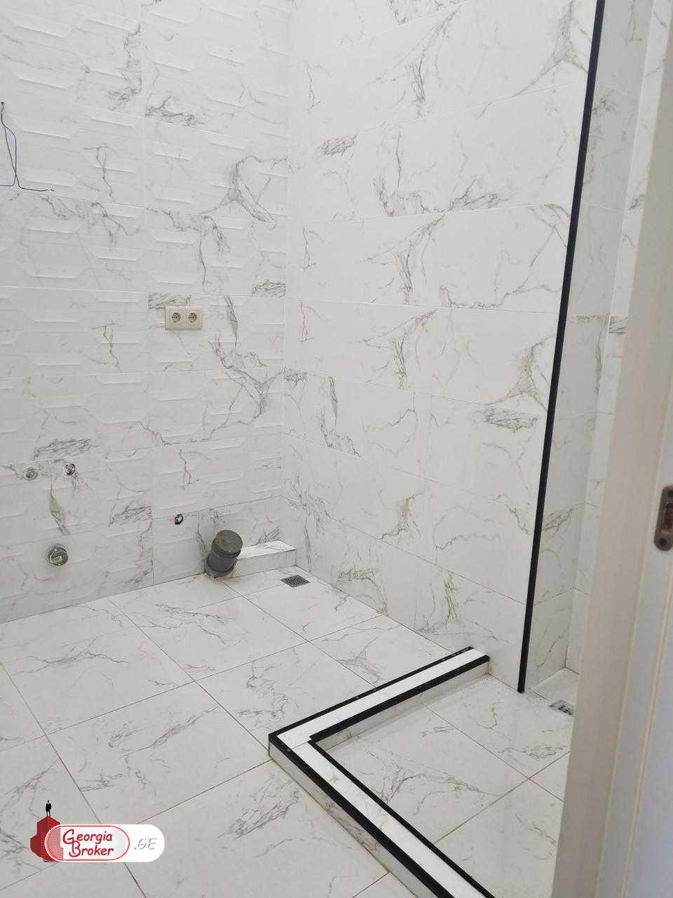 продается квартира с новым ремонтом 3-комнаты