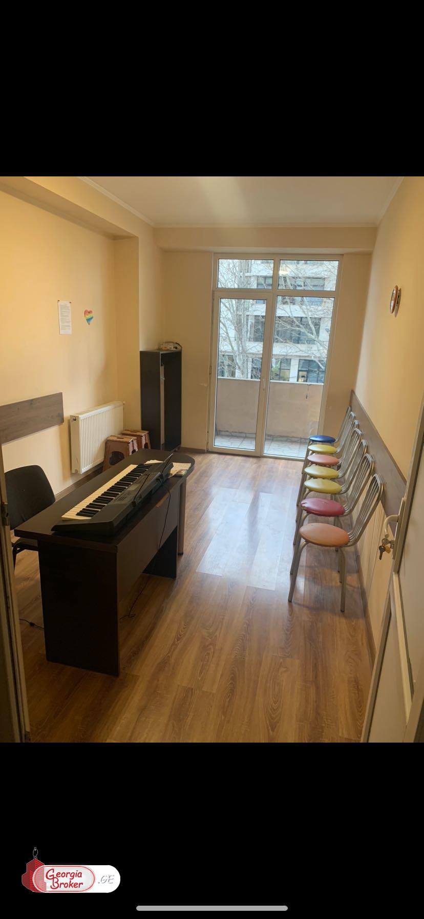 продается квартира с новым ремонтом 4-комнаты