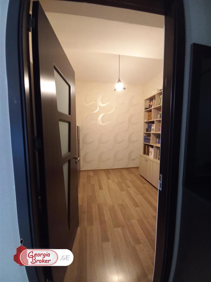 продается квартира с новым ремонтом 3-комнаты