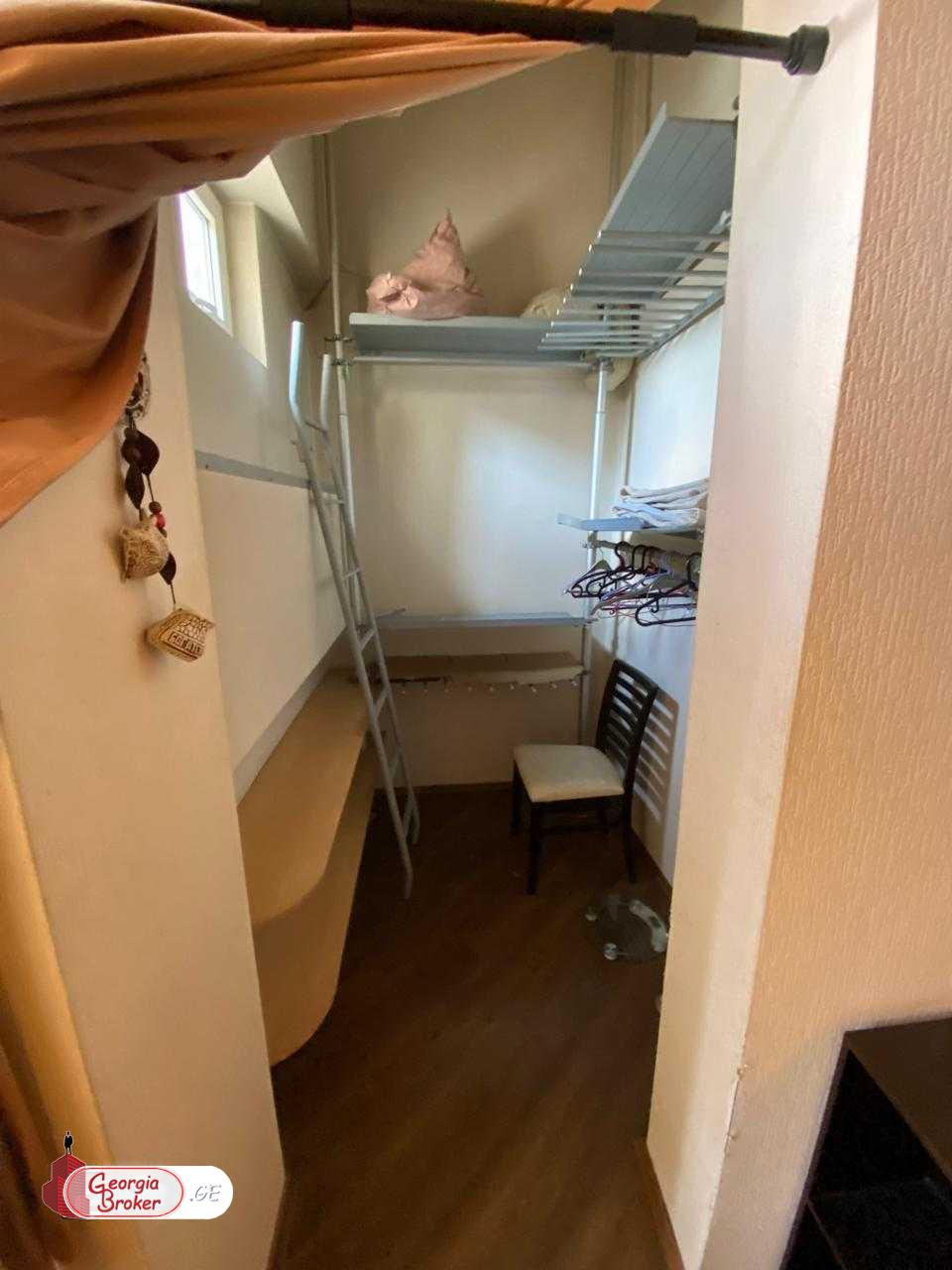 продается квартира с новым ремонтом 4-комнаты