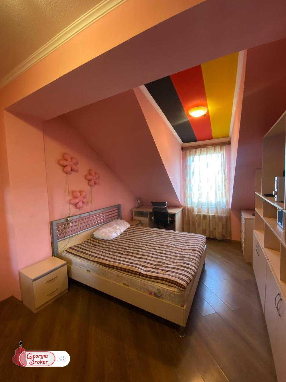 продается квартира с новым ремонтом 4-комнаты