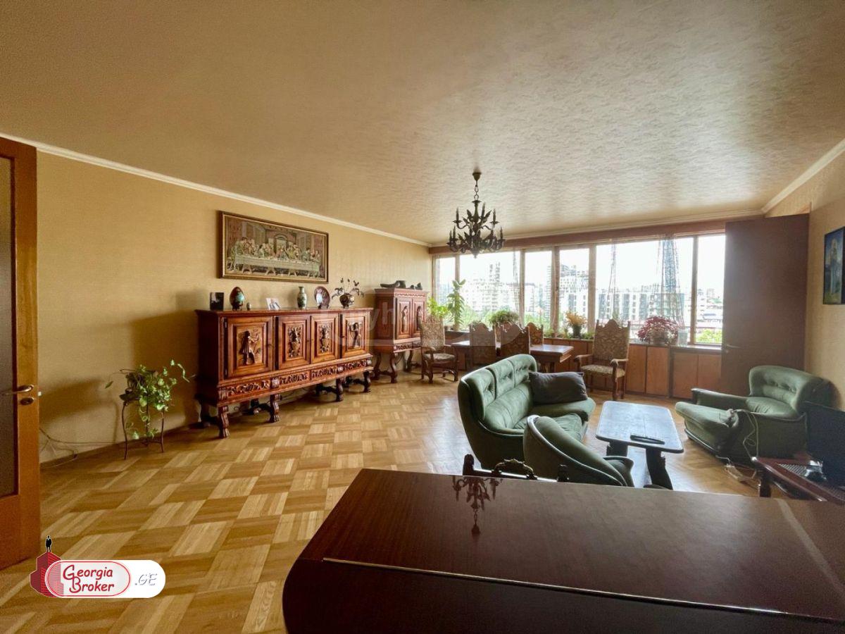 იყიდება ძველი გარემონტებული 4 ოთახიანი ბინა