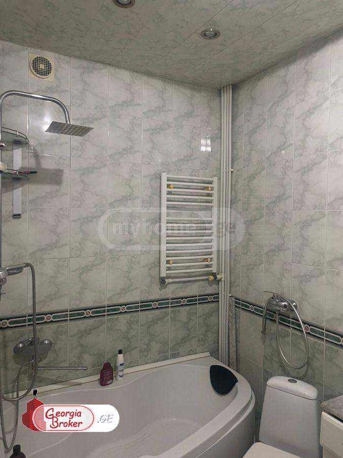 იყიდება ძველი გარემონტებული 4 ოთახიანი ბინა