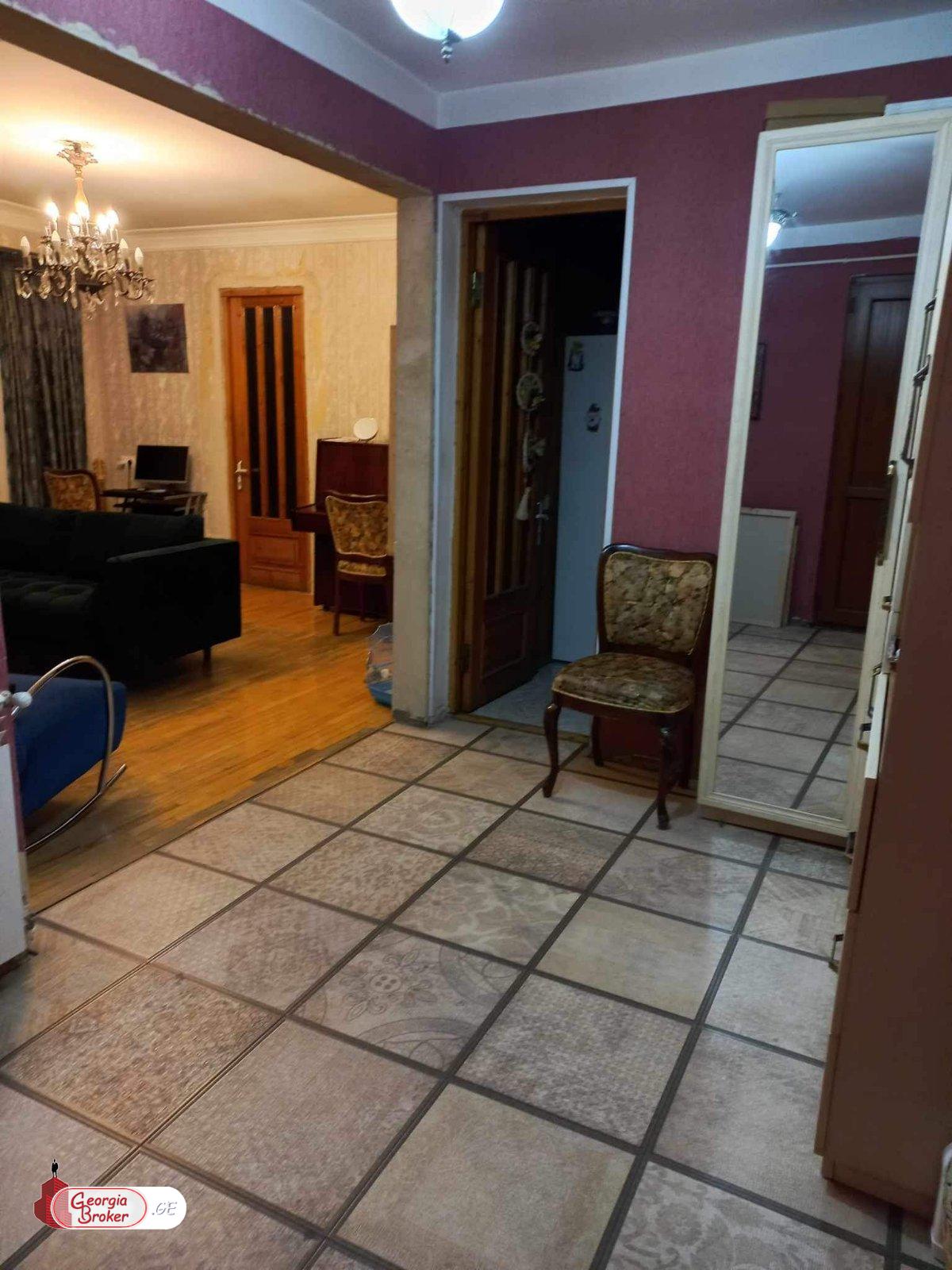 продается квартира со старым ремонтом 3-комнаты