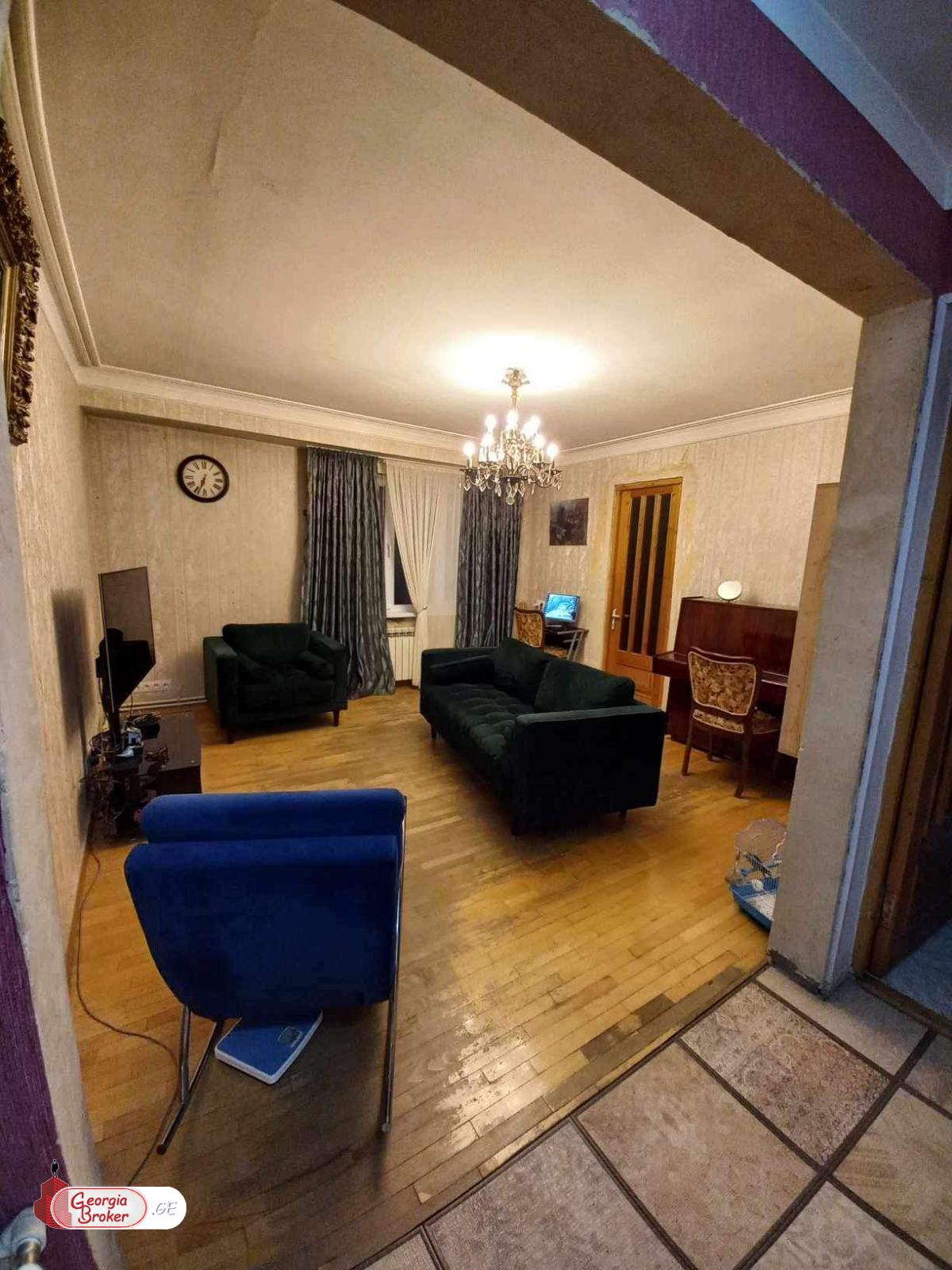 продается квартира со старым ремонтом 3-комнаты