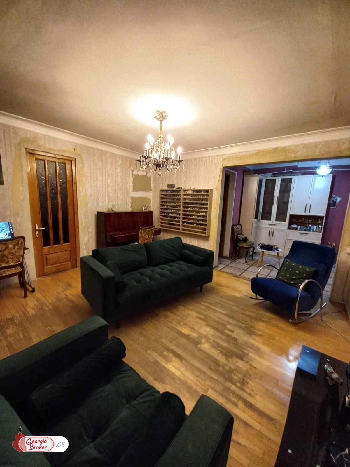 продается квартира со старым ремонтом 3-комнаты