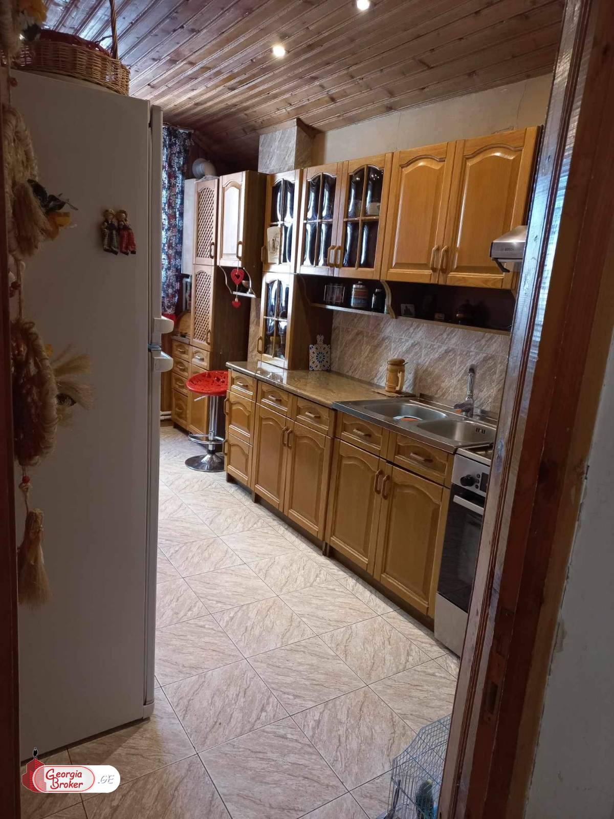 продается квартира со старым ремонтом 3-комнаты