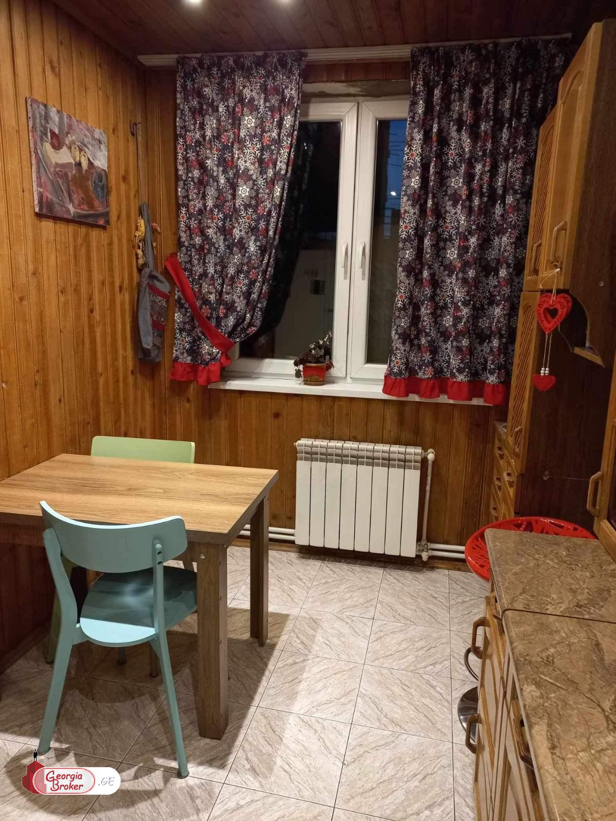 продается квартира со старым ремонтом 3-комнаты