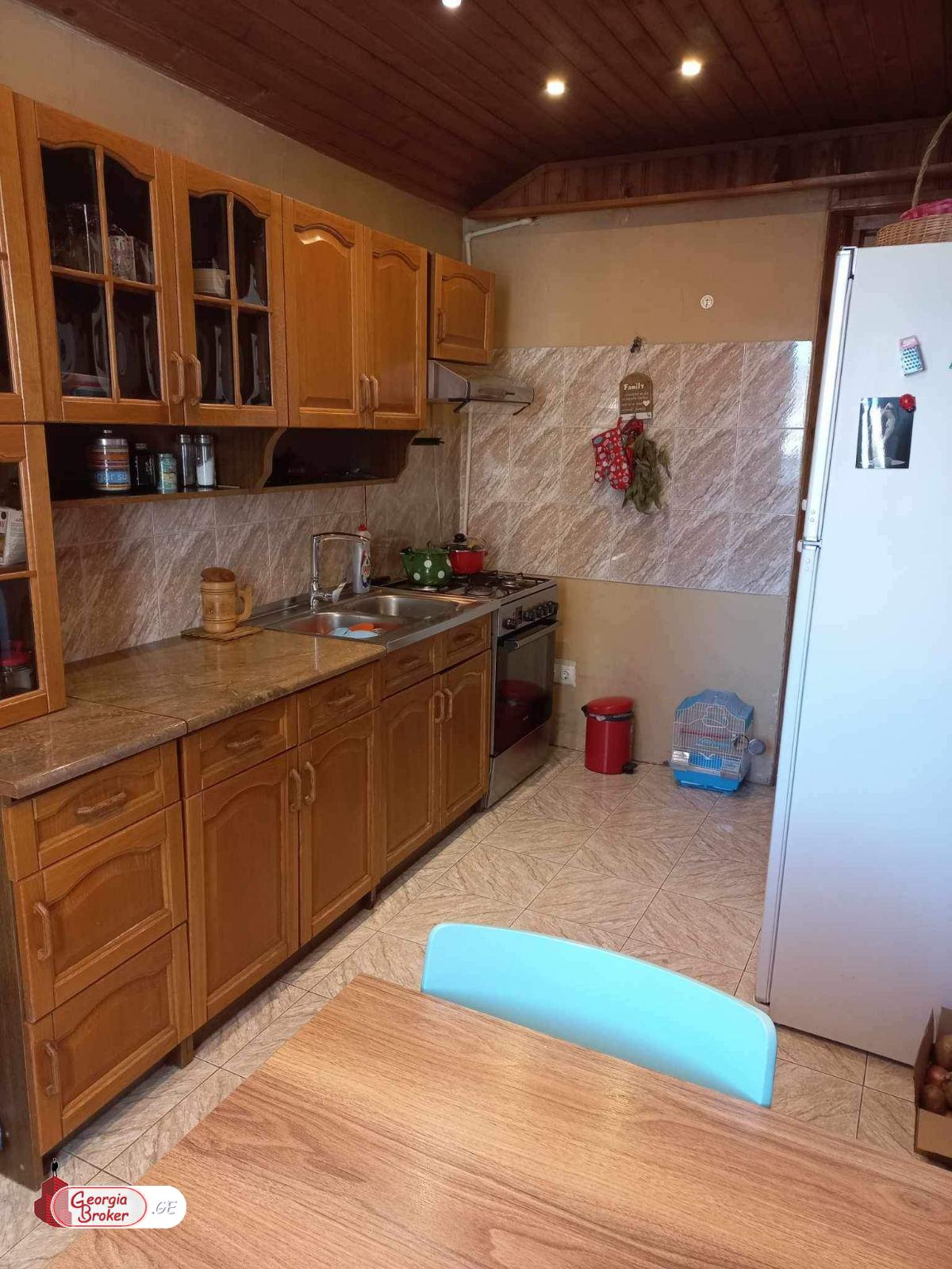 продается квартира со старым ремонтом 3-комнаты