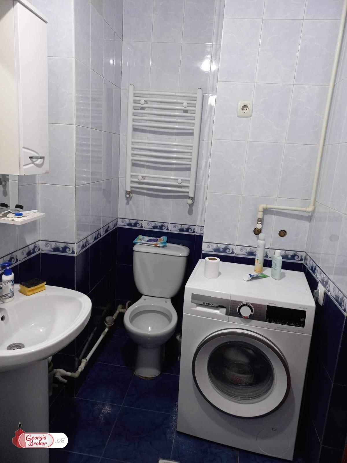 продается квартира со старым ремонтом 3-комнаты