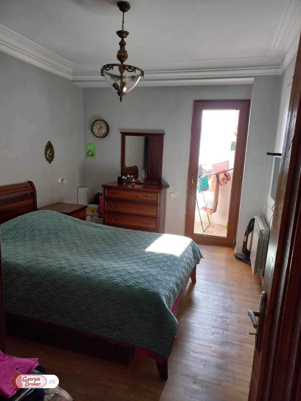 продается квартира со старым ремонтом 3-комнаты