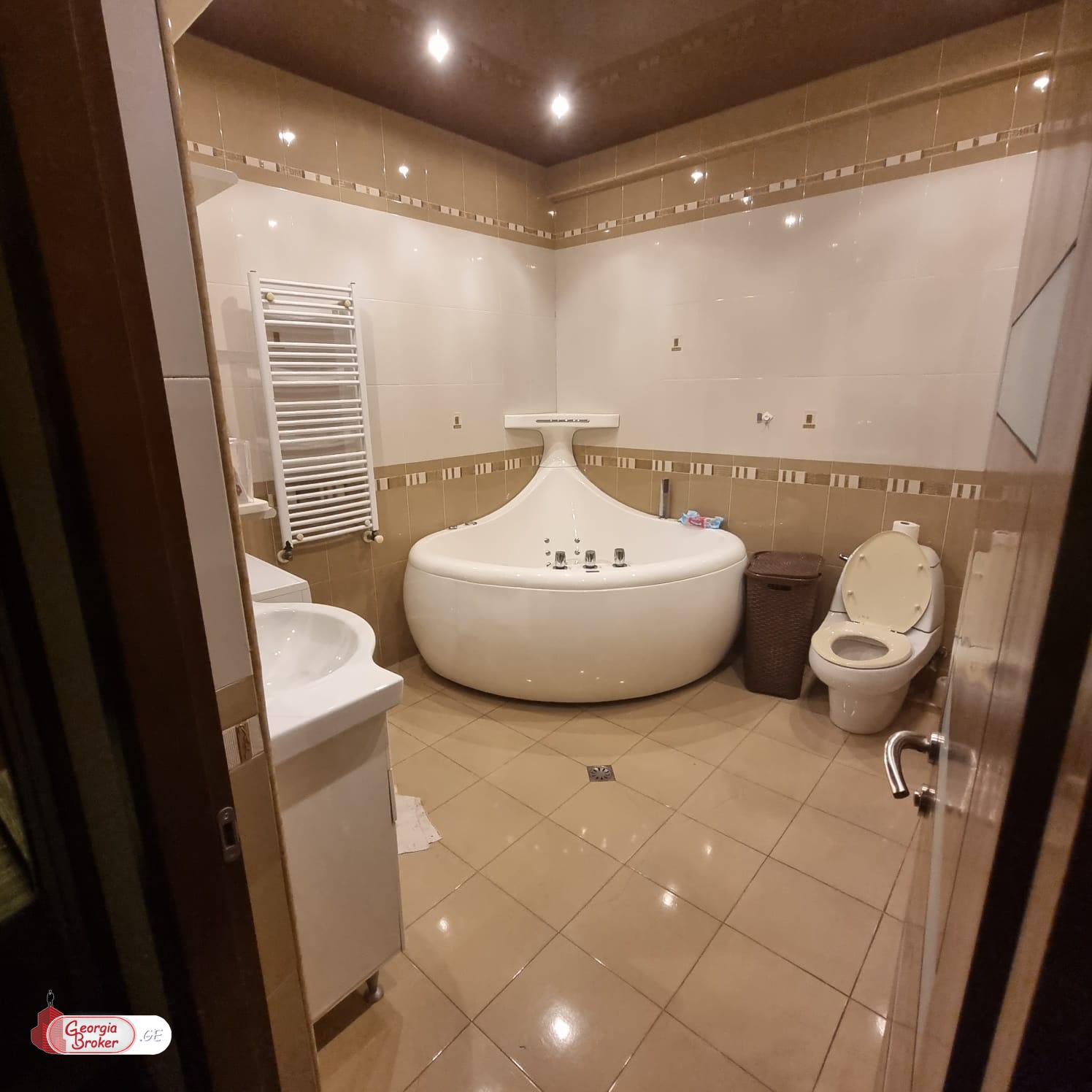 იყიდება ახალი გარემონტებული 6 ოთახიანი ბინა