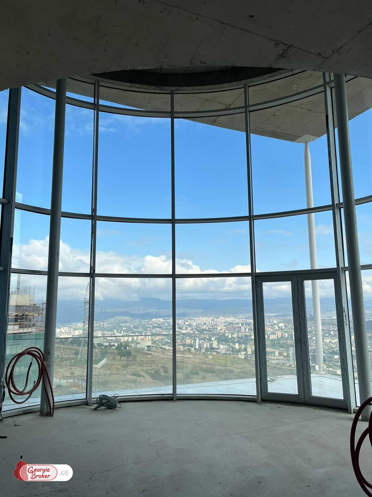 იყიდება ახალი გარემონტებული 5 ოთახიანი ბინა