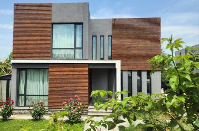 იყიდება ახალი გარემონტებული 7 ოთახიანი სახლი