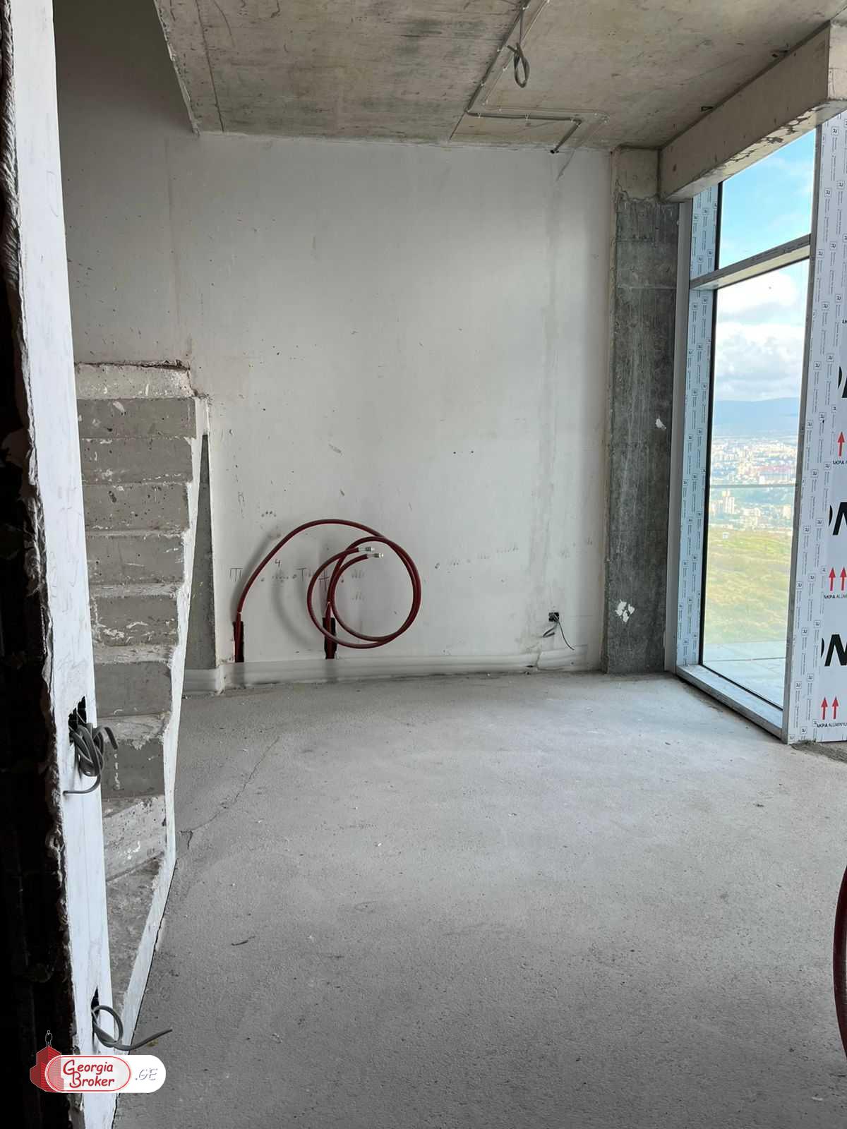 იყიდება ახალი გარემონტებული 5 ოთახიანი ბინა