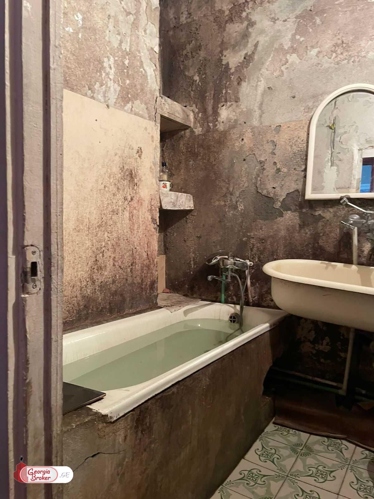 продается квартира с новым ремонтом 5-комнат