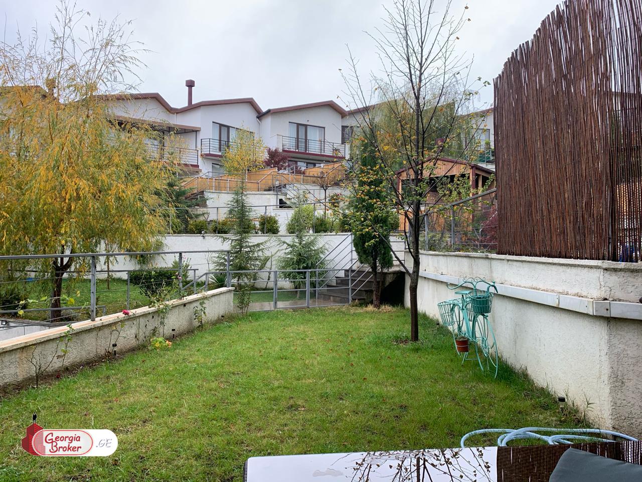 продается дом с новым ремонтом 4-комнаты