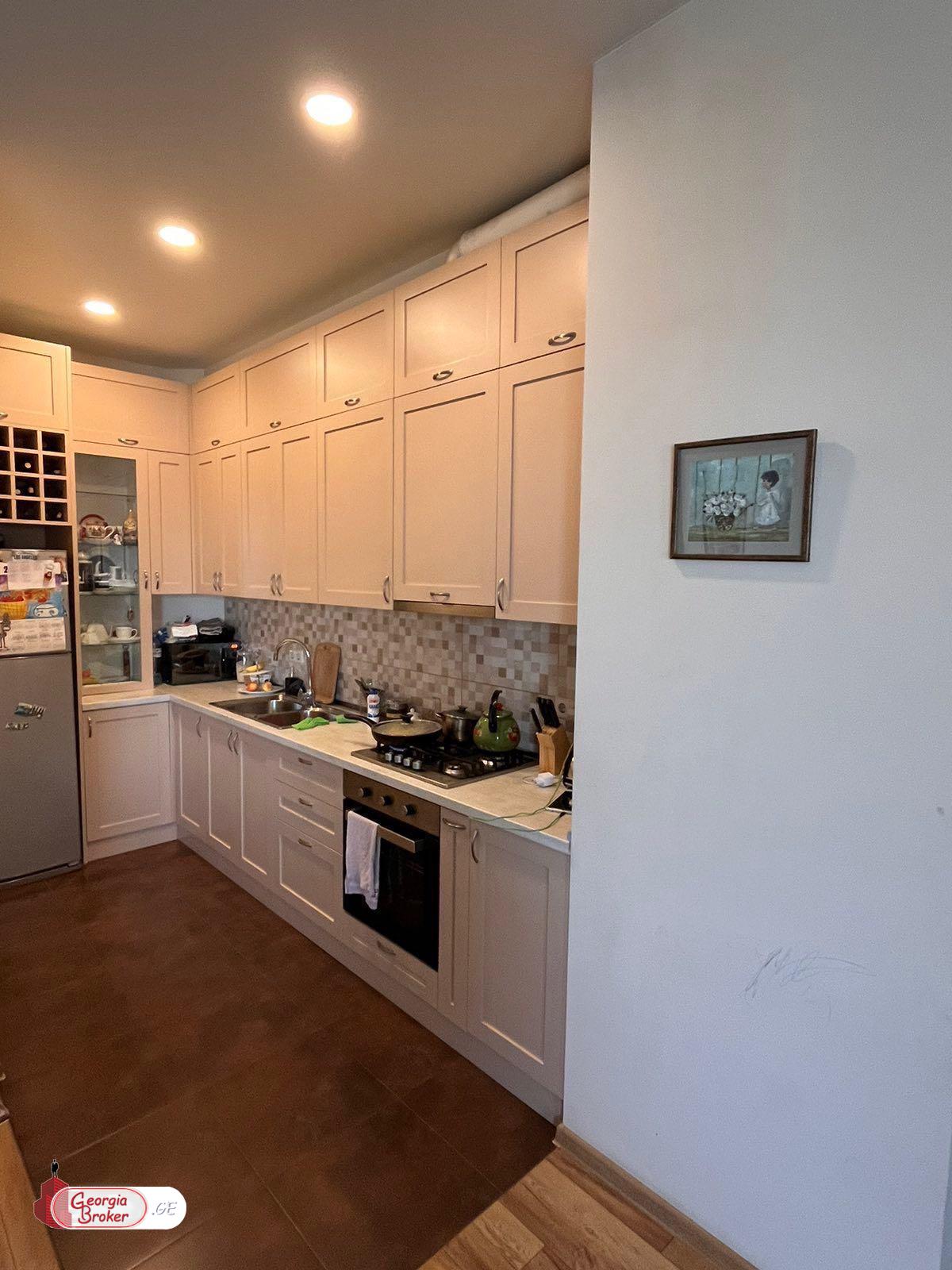 продается квартира с новым ремонтом 3-комнаты