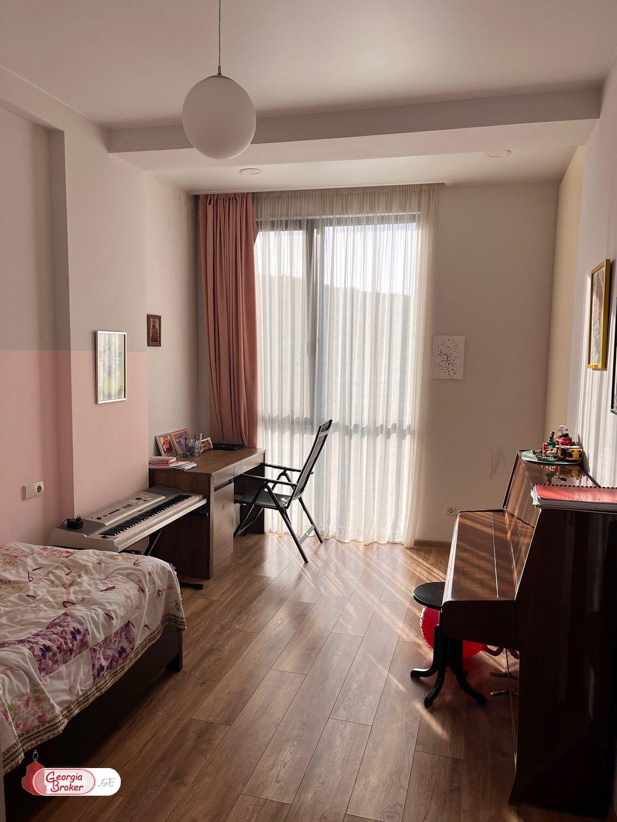 продается квартира с новым ремонтом 3-комнаты