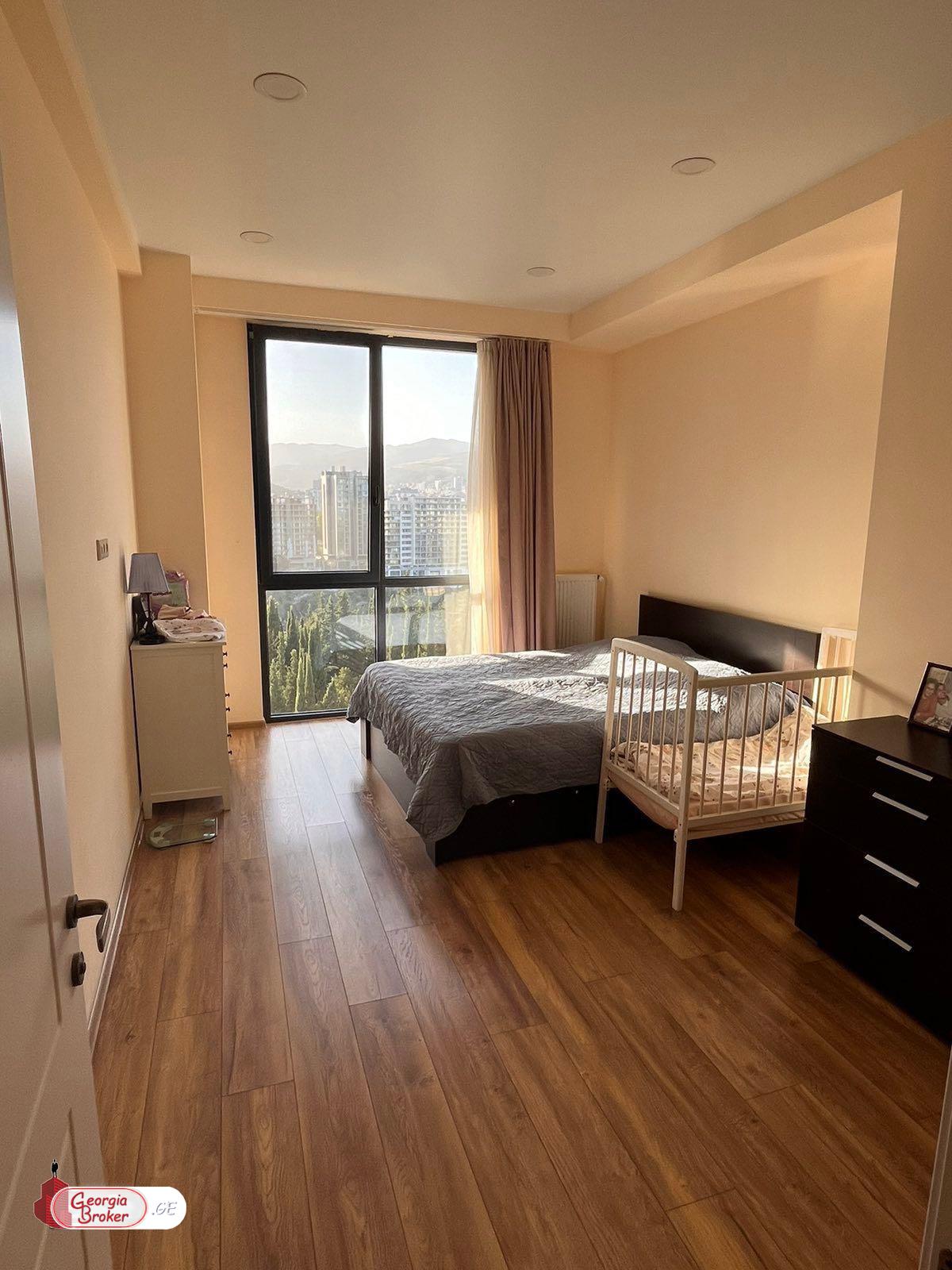 продается квартира с новым ремонтом 3-комнаты