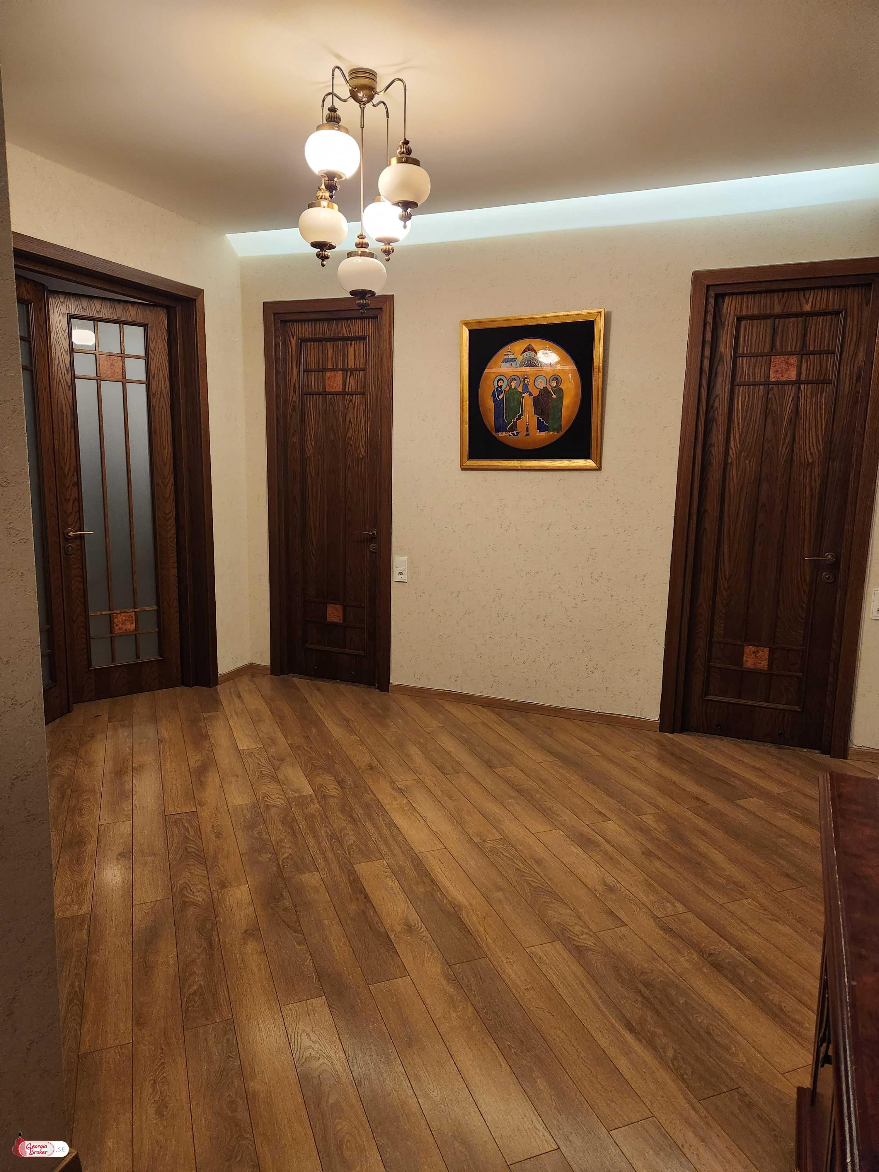 იყიდება ახალი გარემონტებული 5 ოთახიანი ბინა