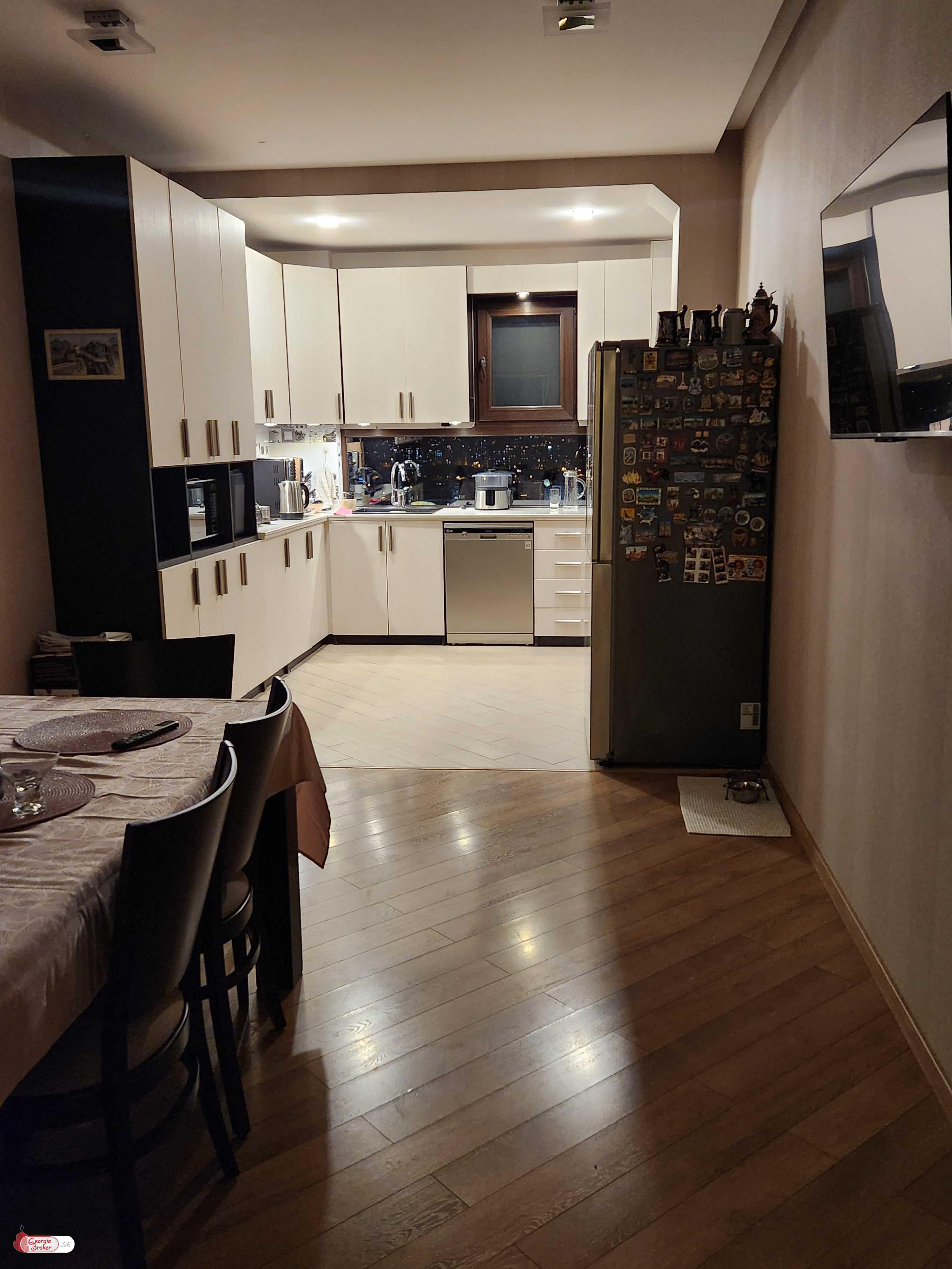 იყიდება ახალი გარემონტებული 5 ოთახიანი ბინა